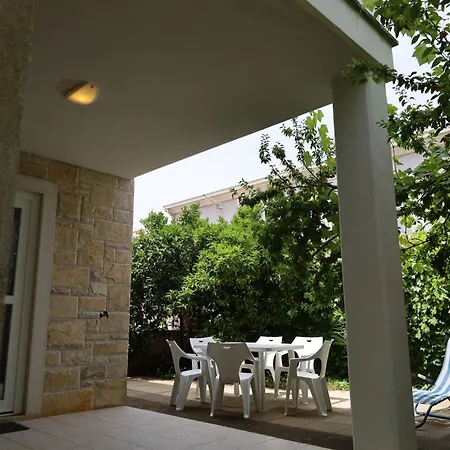 More 2, With Garden, Close To The Beach Apartment Basanija