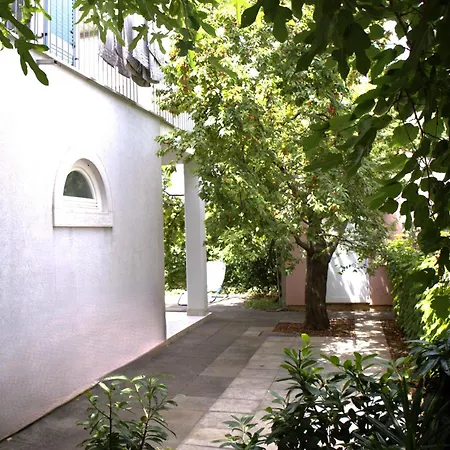 More 2, With Garden, Close To The Beach Apartment Basanija